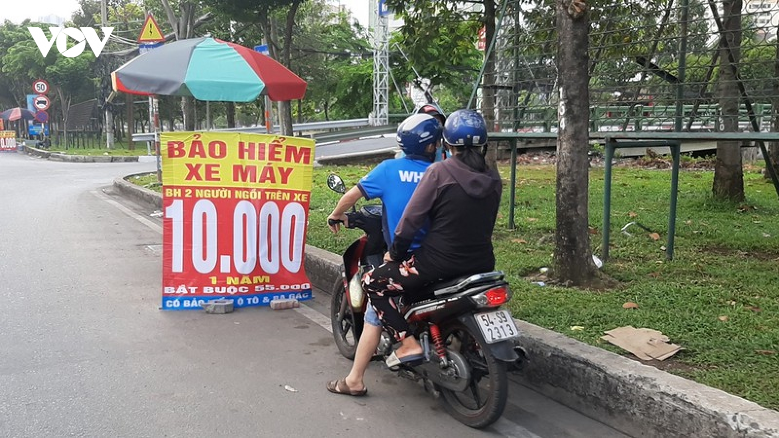 Sợ bị xử phạt người dân Hà Nội đổ xô đi mua bảo hiểm xe máy