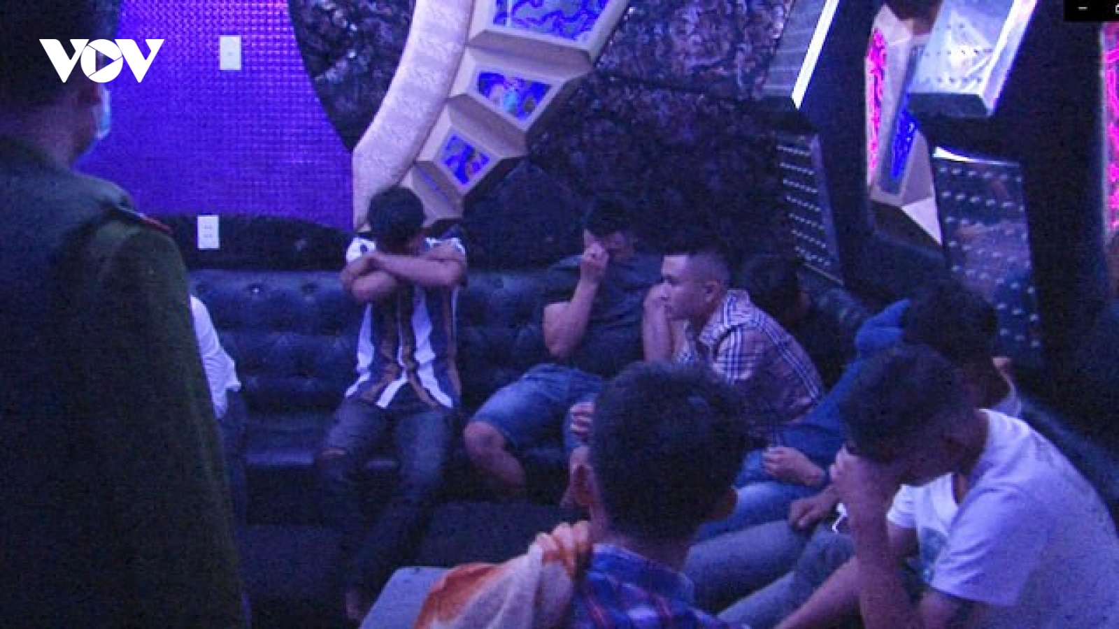 Khách hát và chủ quán karaoke cùng sử dụng ma túy