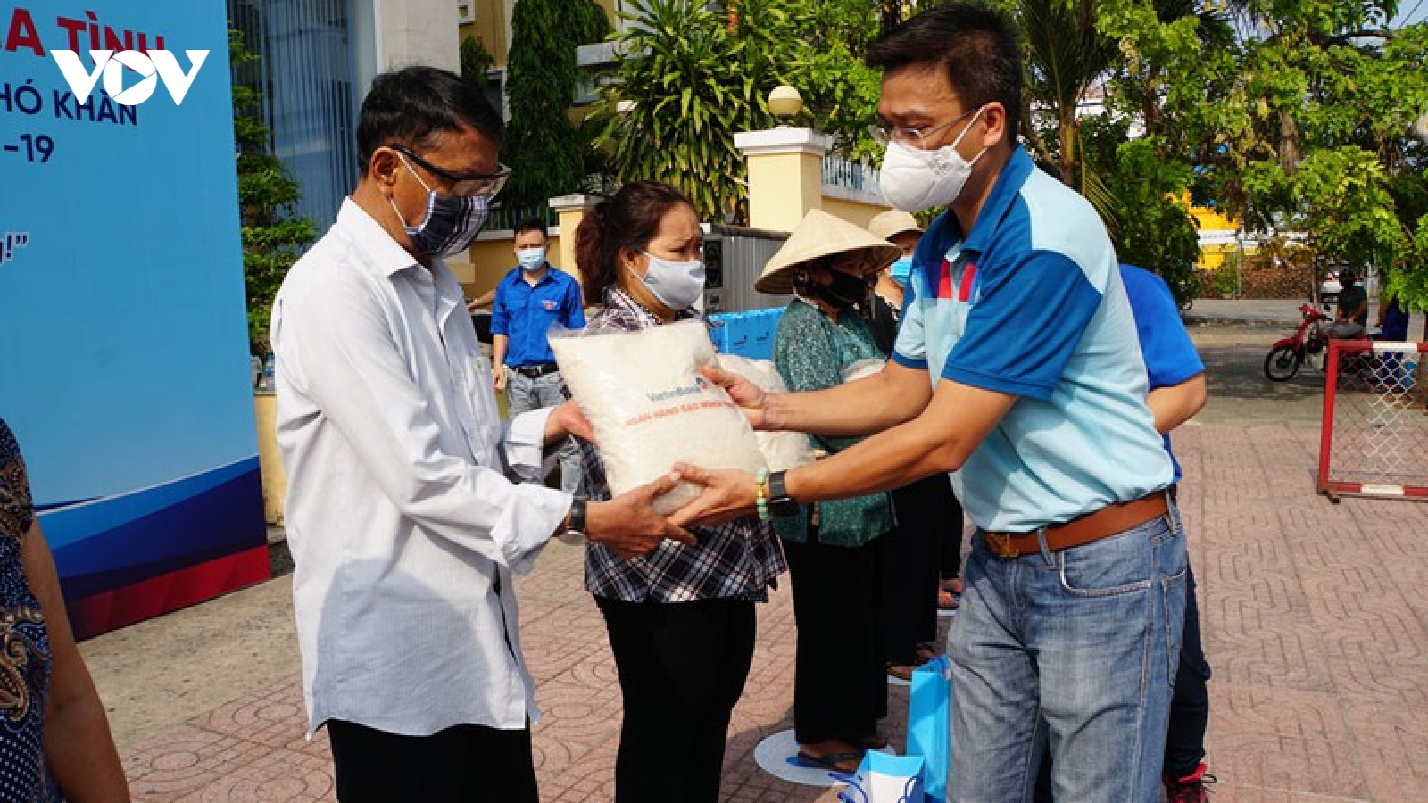 “Ngân hàng gạo nghĩa tình” của VietinBank đến với người nghèo TP.HCM 