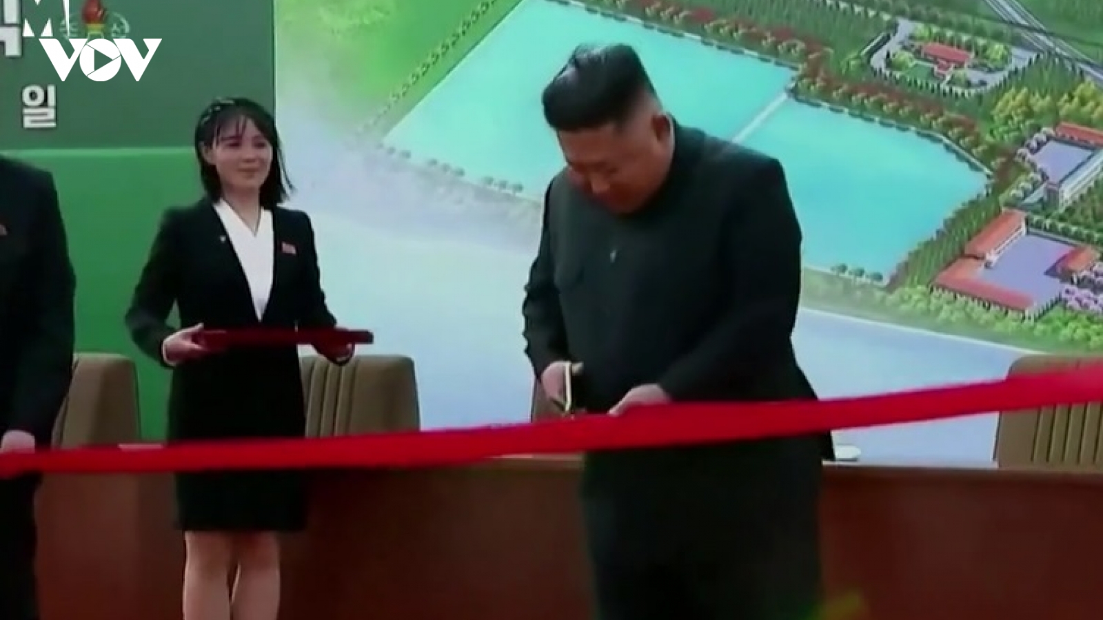 Video: Lãnh tụ Triều Tiên Kim Jong Un khai trương nhà máy vào ngày 1/5
