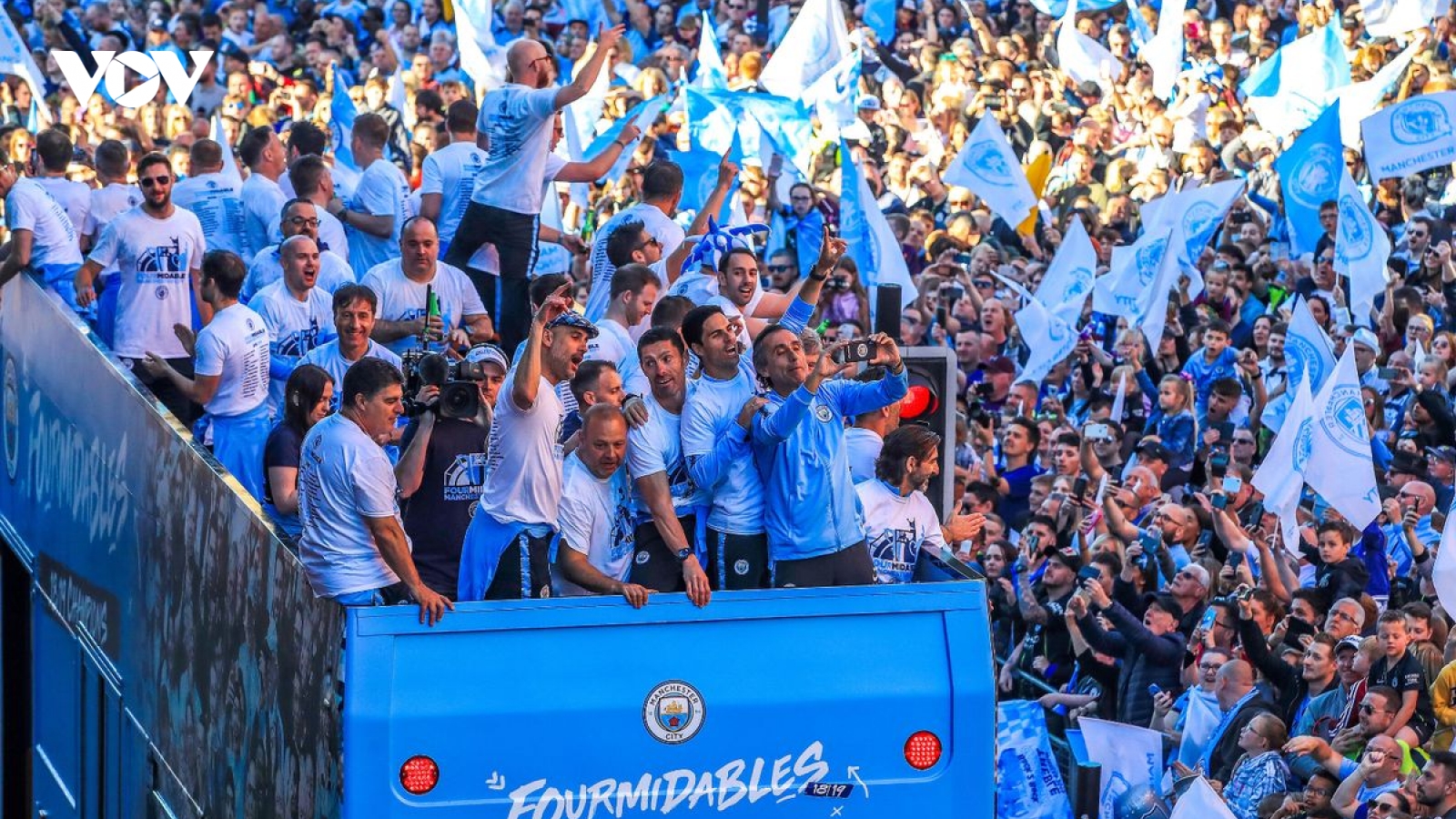 Ngày này năm xưa: Man City diễu hành ăn mừng chức vô địch lịch sử
