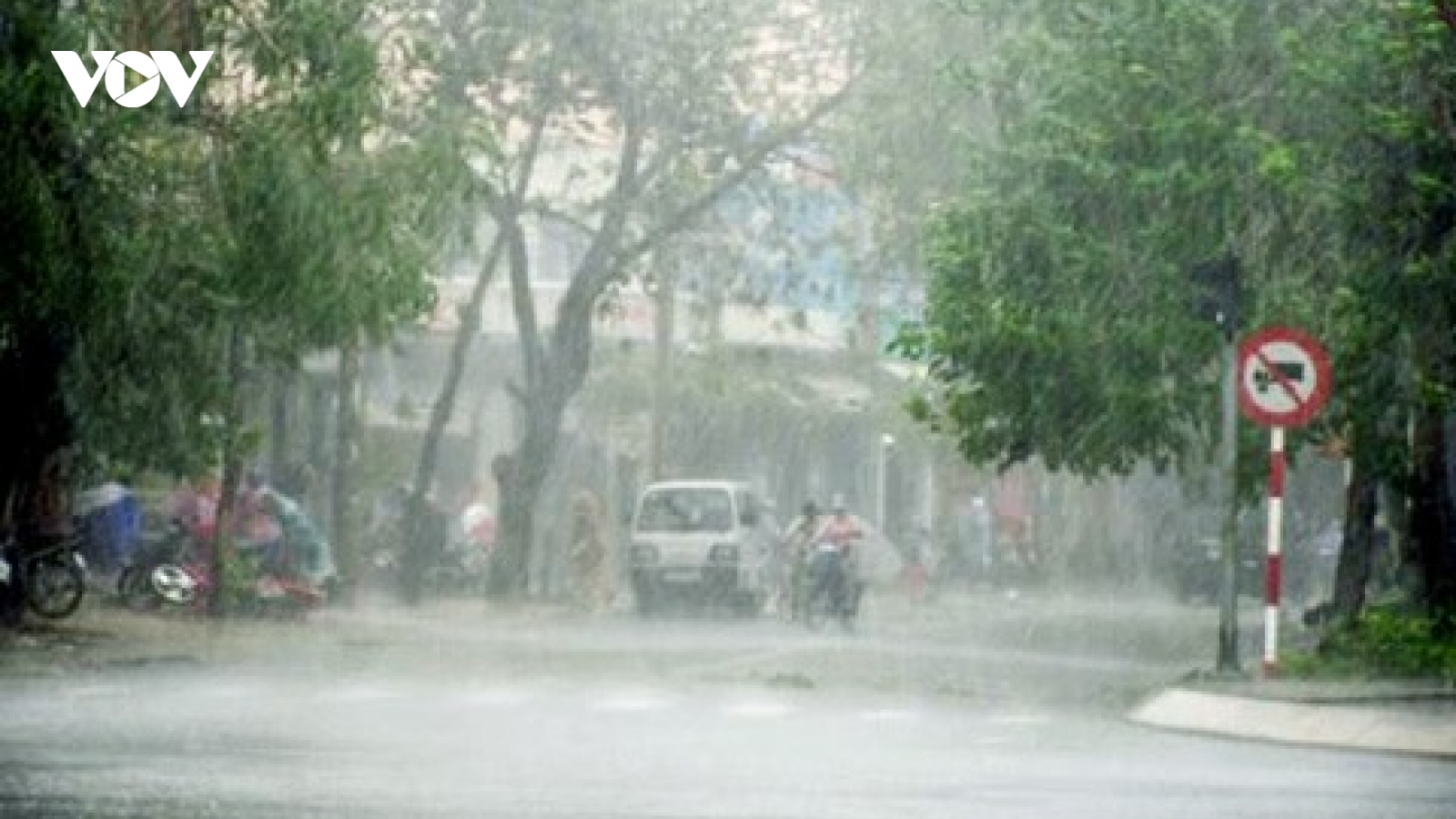 Hà Nội: Ngày nắng, chiều tối và đêm có mưa rào và dông