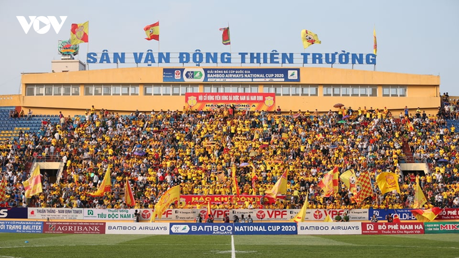 HLV Nguyễn Văn Dũng “nổi cáu” khi HAGL chê sân Thiên Trường xấu