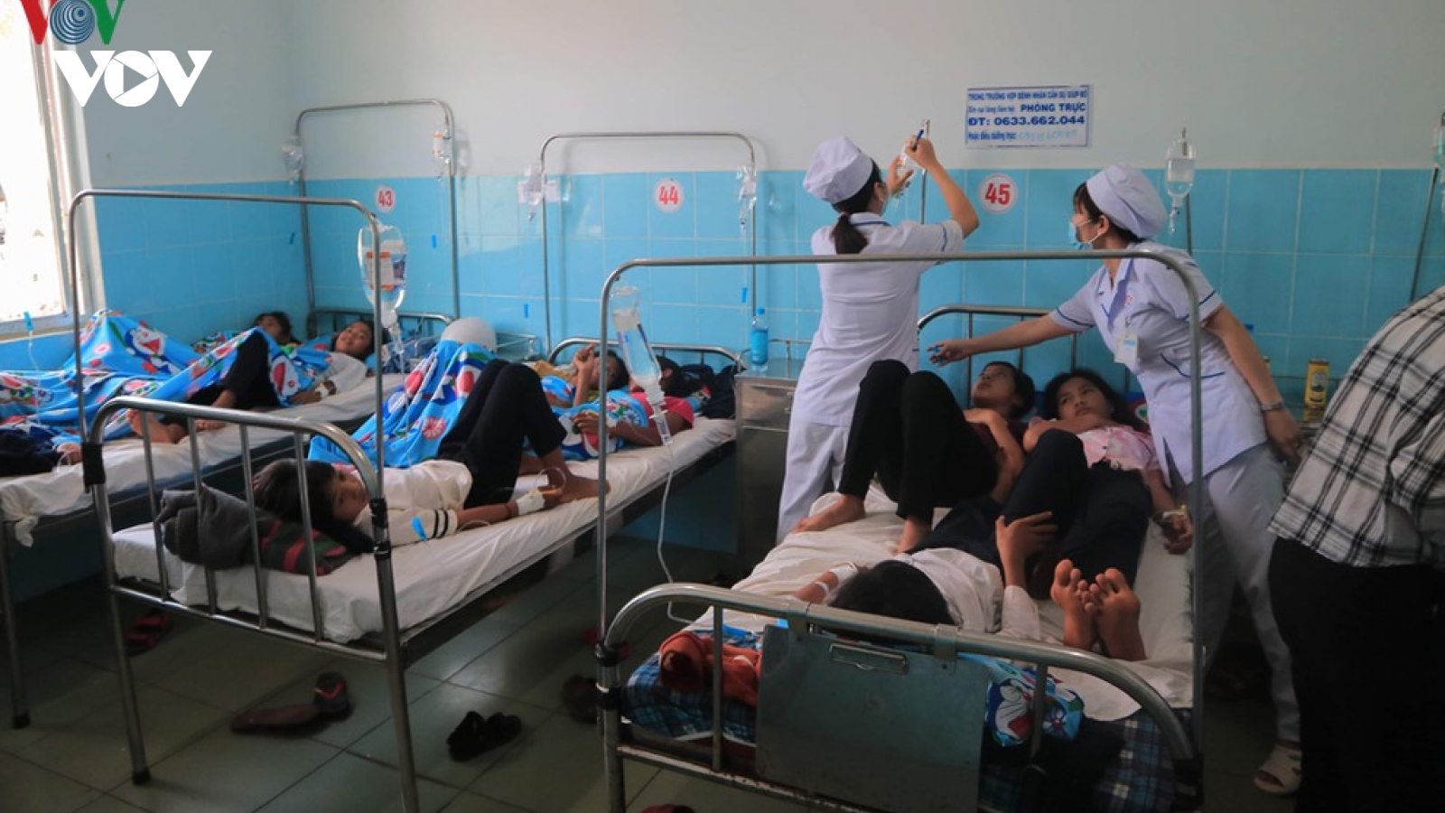 135 học sinh nhập viện sau khi ăn bánh mì từ một đoàn từ thiện