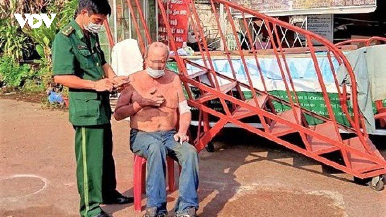 Nhảy sông Sài Gòn tìm hộ chiếu, giảng viên người Mỹ bị nước cuốn trôi