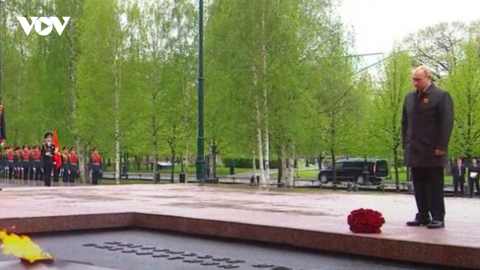 Tổng thống Putin đặt hoa tưởng niệm chiến sỹ vô danh trong Ngày Chiến thắng
