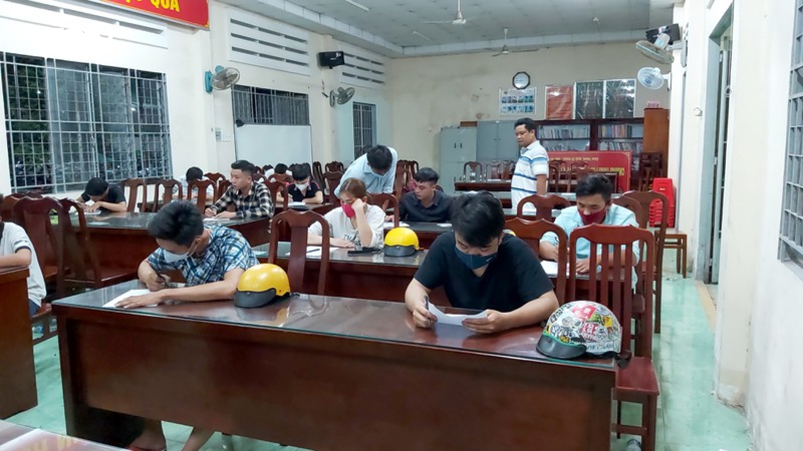 Quái xế lao xe tông gãy chân thiếu tá cảnh sát giao thông ở Tiền Giang