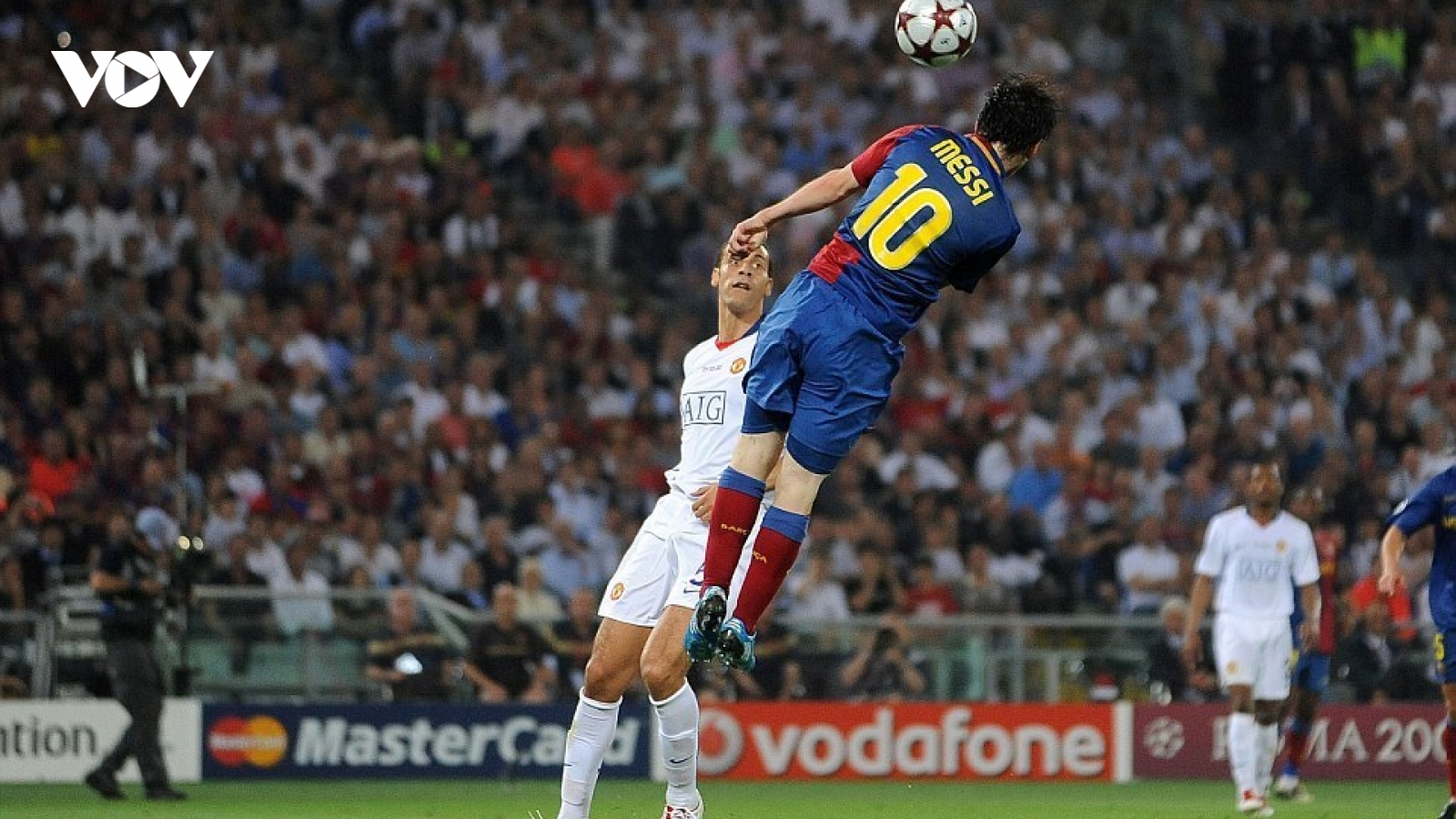 Ngày này năm xưa: Messi đánh đầu làm “tan nát” trái tim CĐV MU