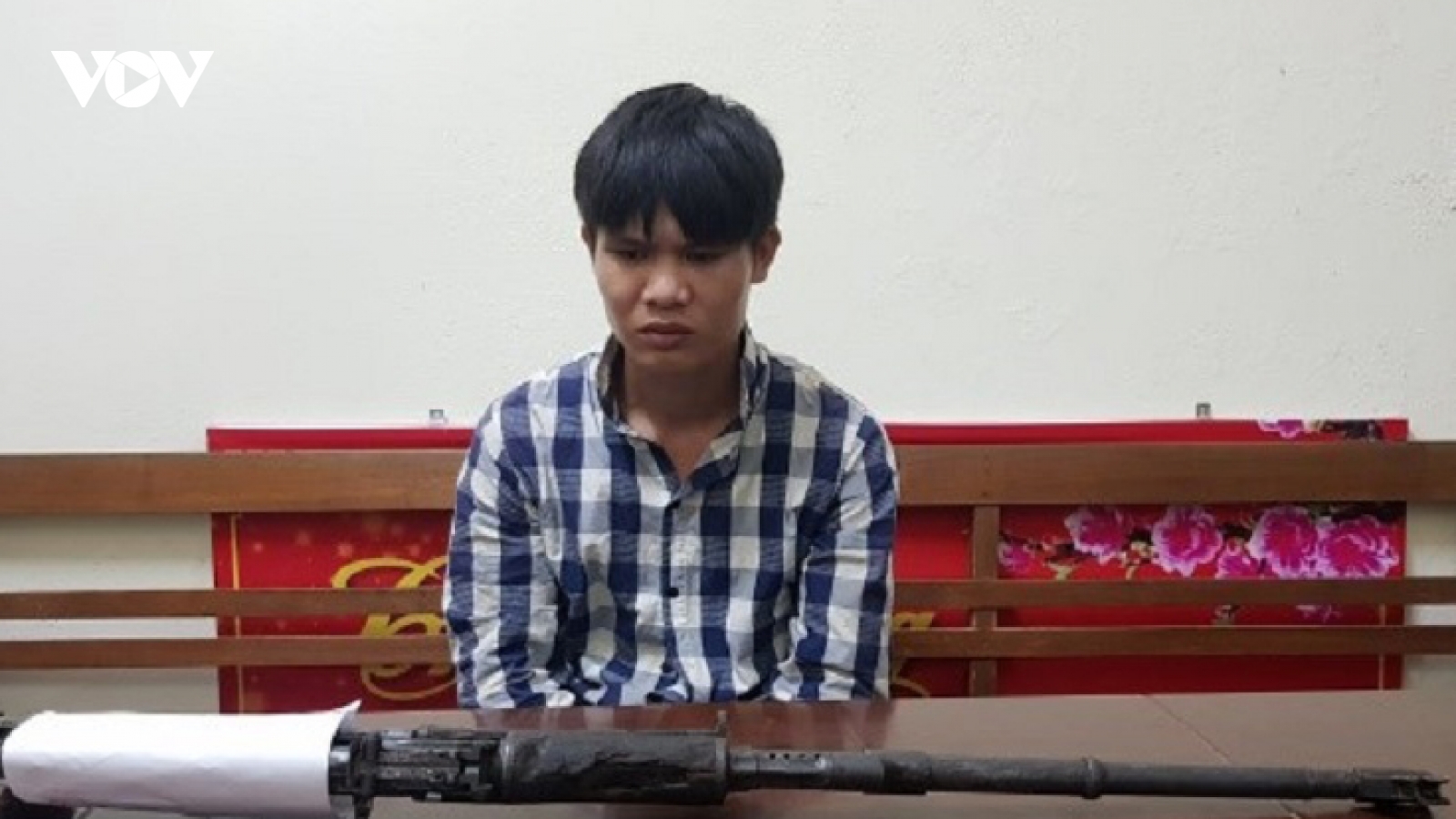 Mang súng quân dụng đi bán lấy tiền mua ma túy
