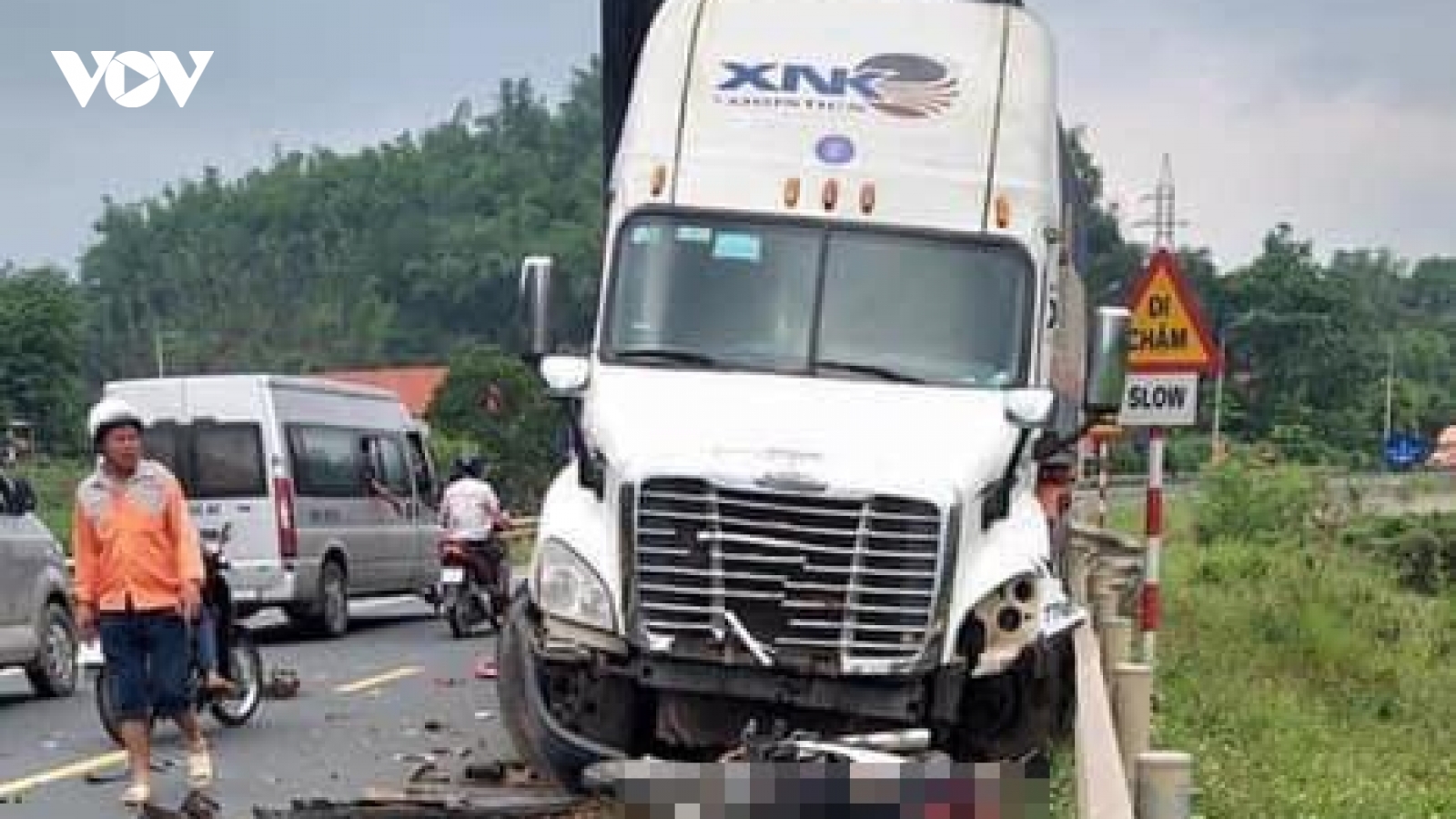 Xe container mất lái gây tai nạn liên hoàn tại Lạng Sơn