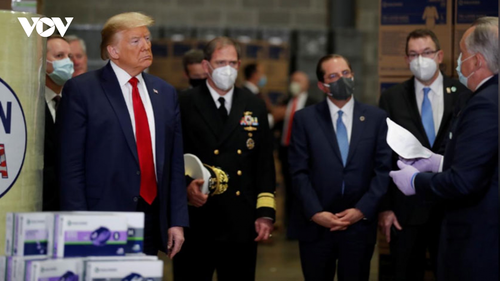 Ông Trump không đeo khẩu trang đi thăm cơ sở phân phối khẩu trang ở Pennsylvania