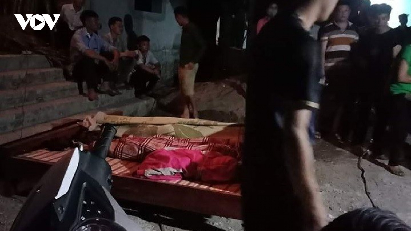 Mâu thuẫn gia đình, mẹ ôm 3 con nhảy suối tự tử