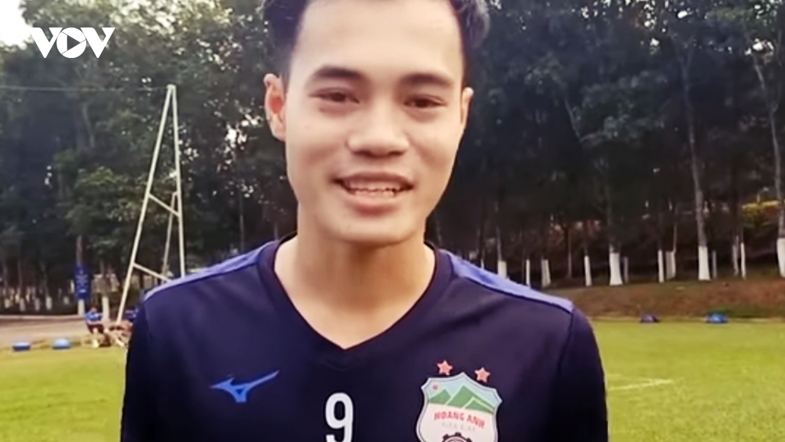 Văn Toàn “dọa dẫm” Quế Ngọc Hải trong ngày sinh nhật