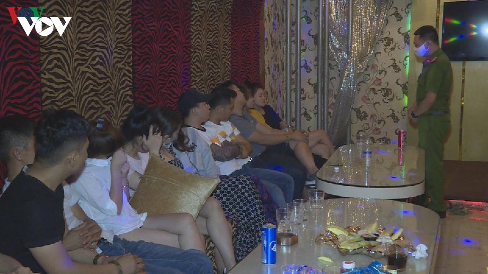 Hàng chục thanh niên thuê phòng karaoke để sử dụng ma túy