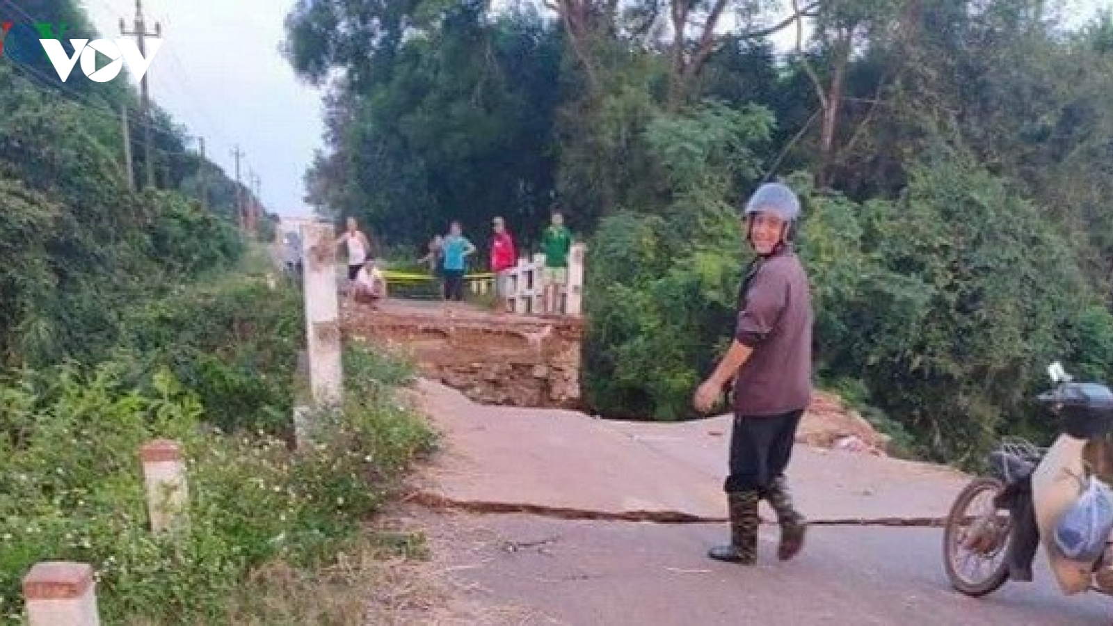 Sập cầu hơn 40 năm tuổi ở Quảng Trị khiến một thôn bị cô lập