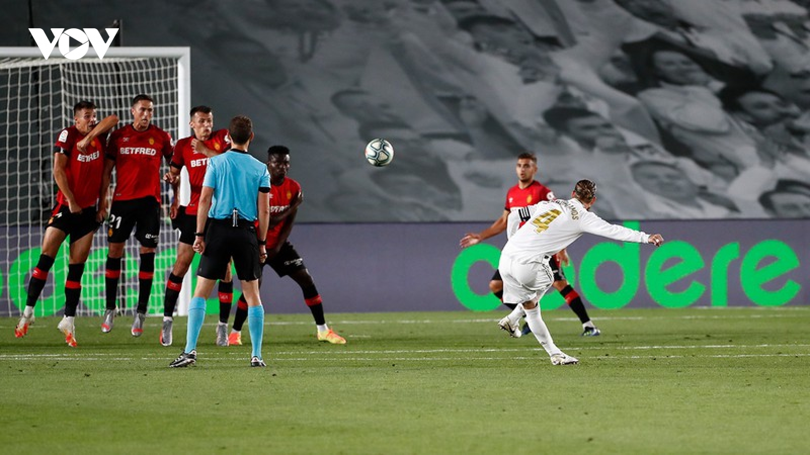 Ramos ghi siêu phẩm, Real Madrid đòi lại ngôi đầu từ tay Barca
