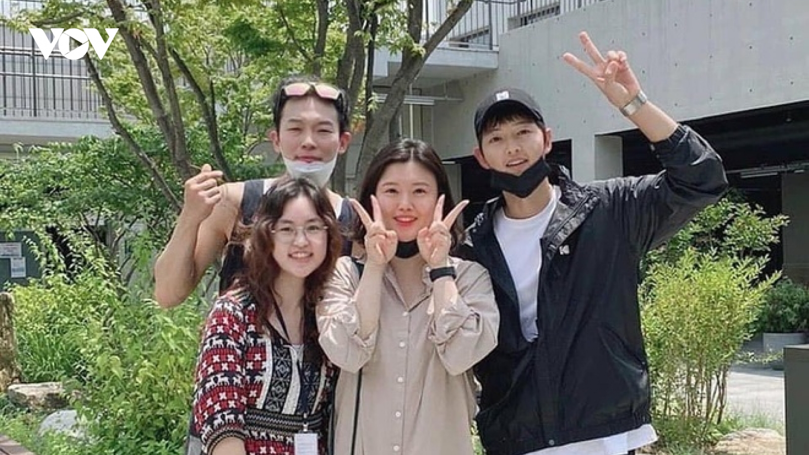 Song Joong Ki lần đầu lộ diện sau tin đồn hẹn hò nữ luật sư