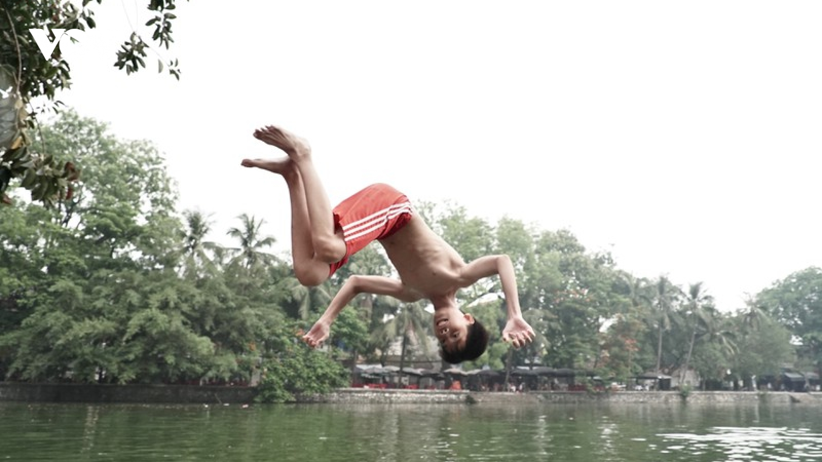 Ảnh: Hiểm hoạ từ những cú nhảy lộn đầu tại hồ nghìn tuổi ở Hà Nội