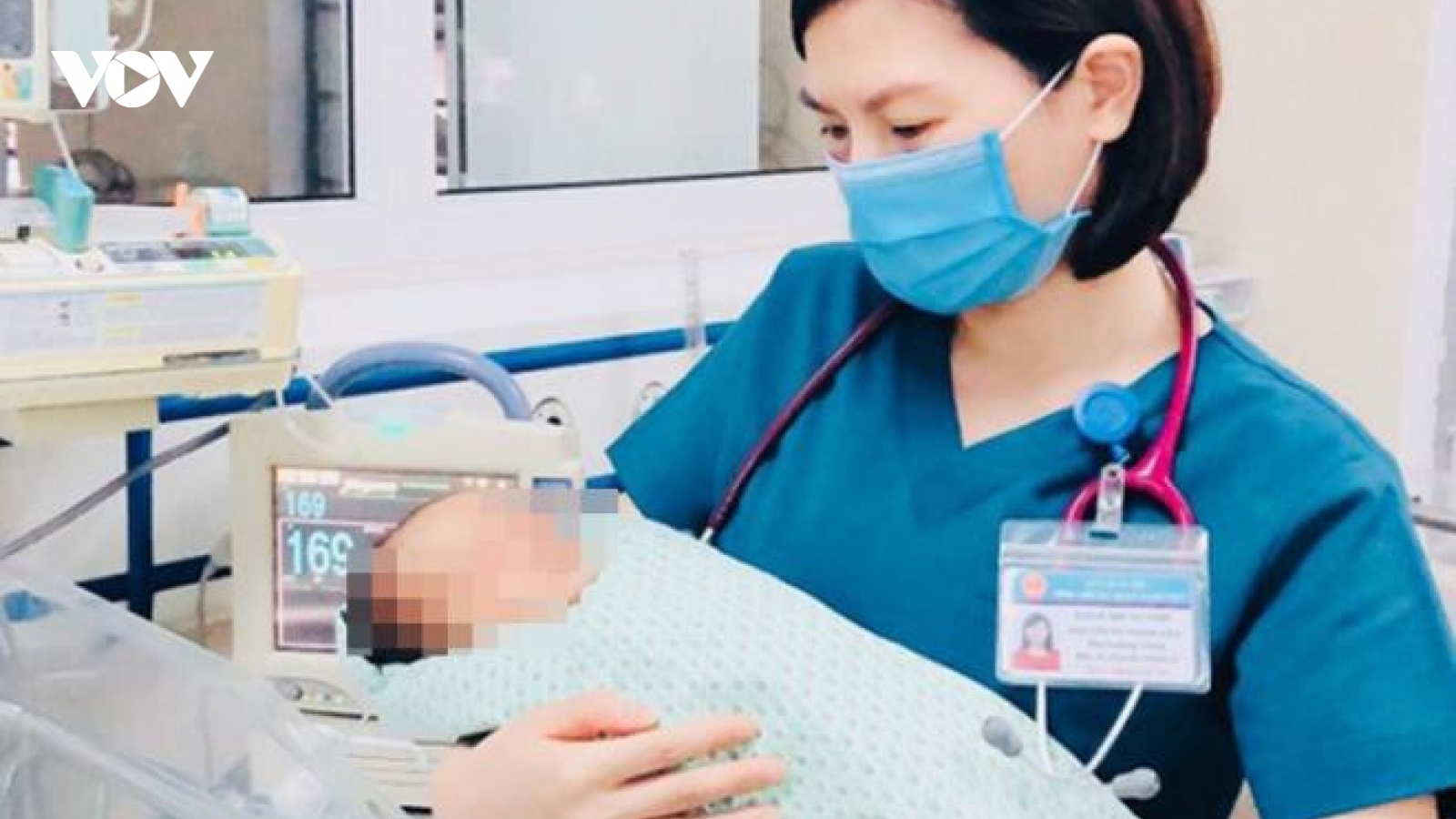 Bé trai 3 ngày tuổi bị bỏ rơi ở hố ga đang trong tình trạng nặng
