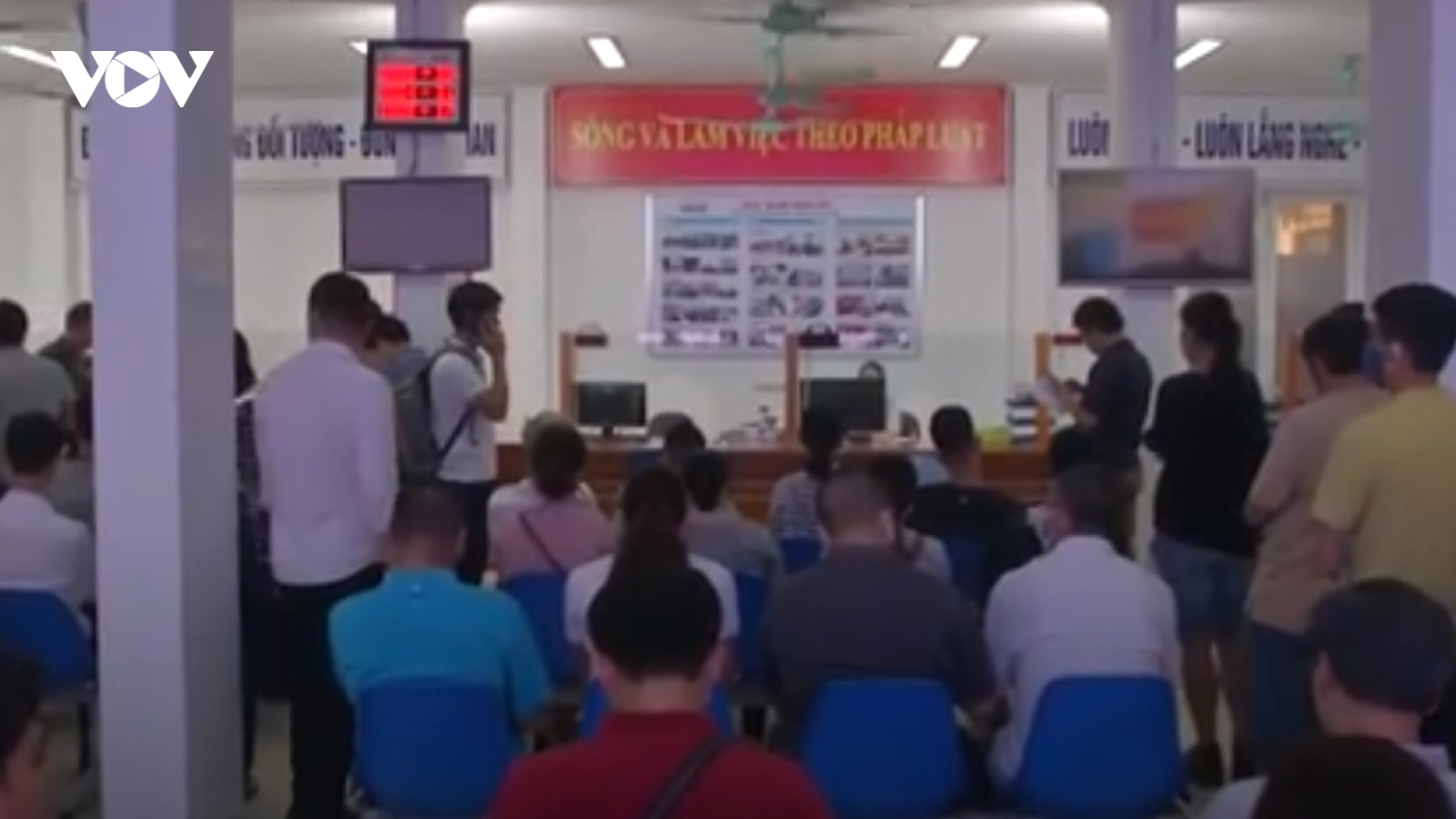 Quá tải làm thủ tục bảo hiểm thất nghiệp