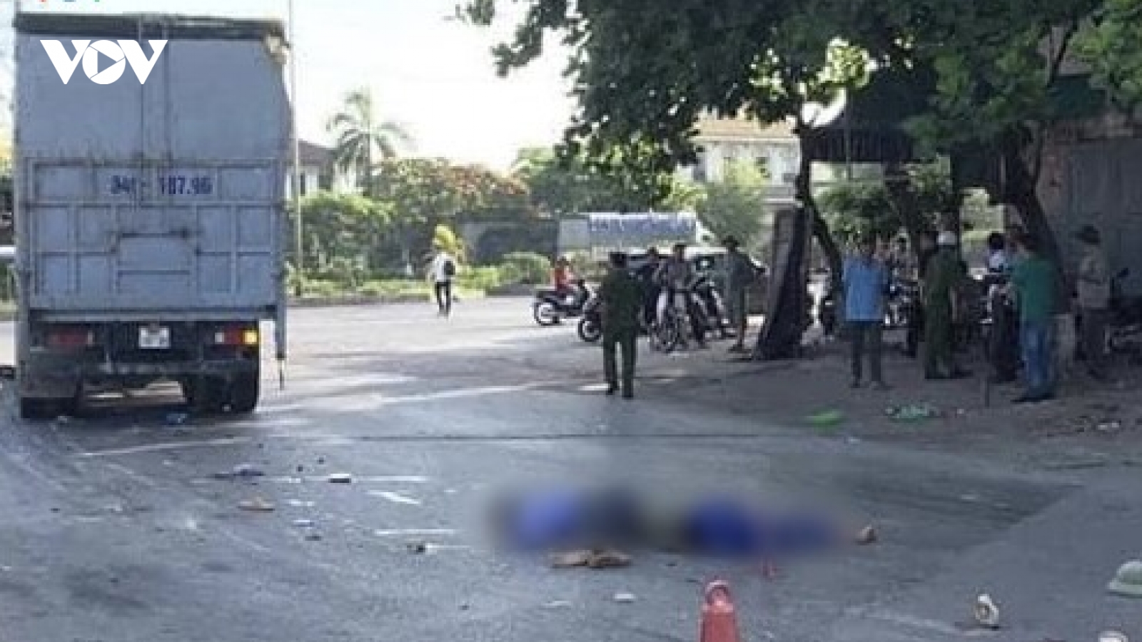 Va chạm với xe tải, 2 người tử vong tại chỗ ở Hải Dương