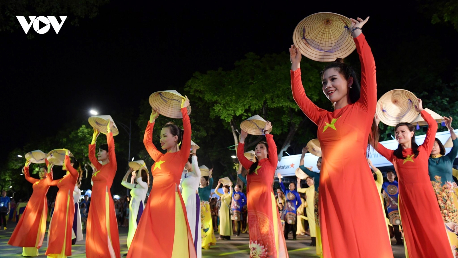 Tưng bừng lễ hội đường phố “Hà Nội - điểm đến xanh” tại Hồ Gươm
