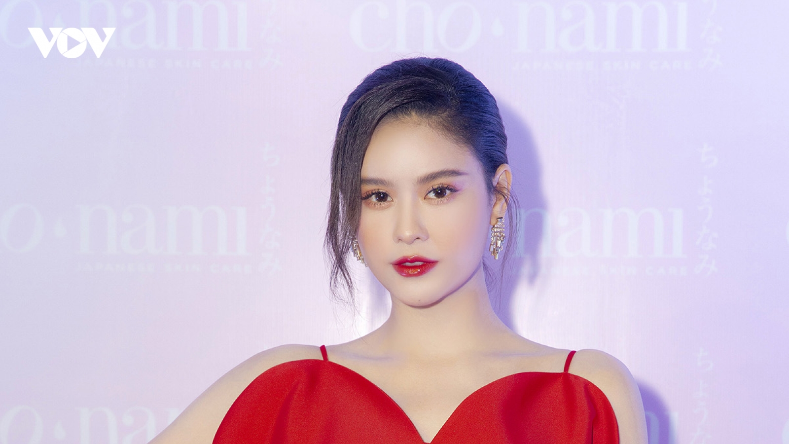 Trương Quỳnh Anh khoe vai trần gợi cảm khi tham dự sự kiện