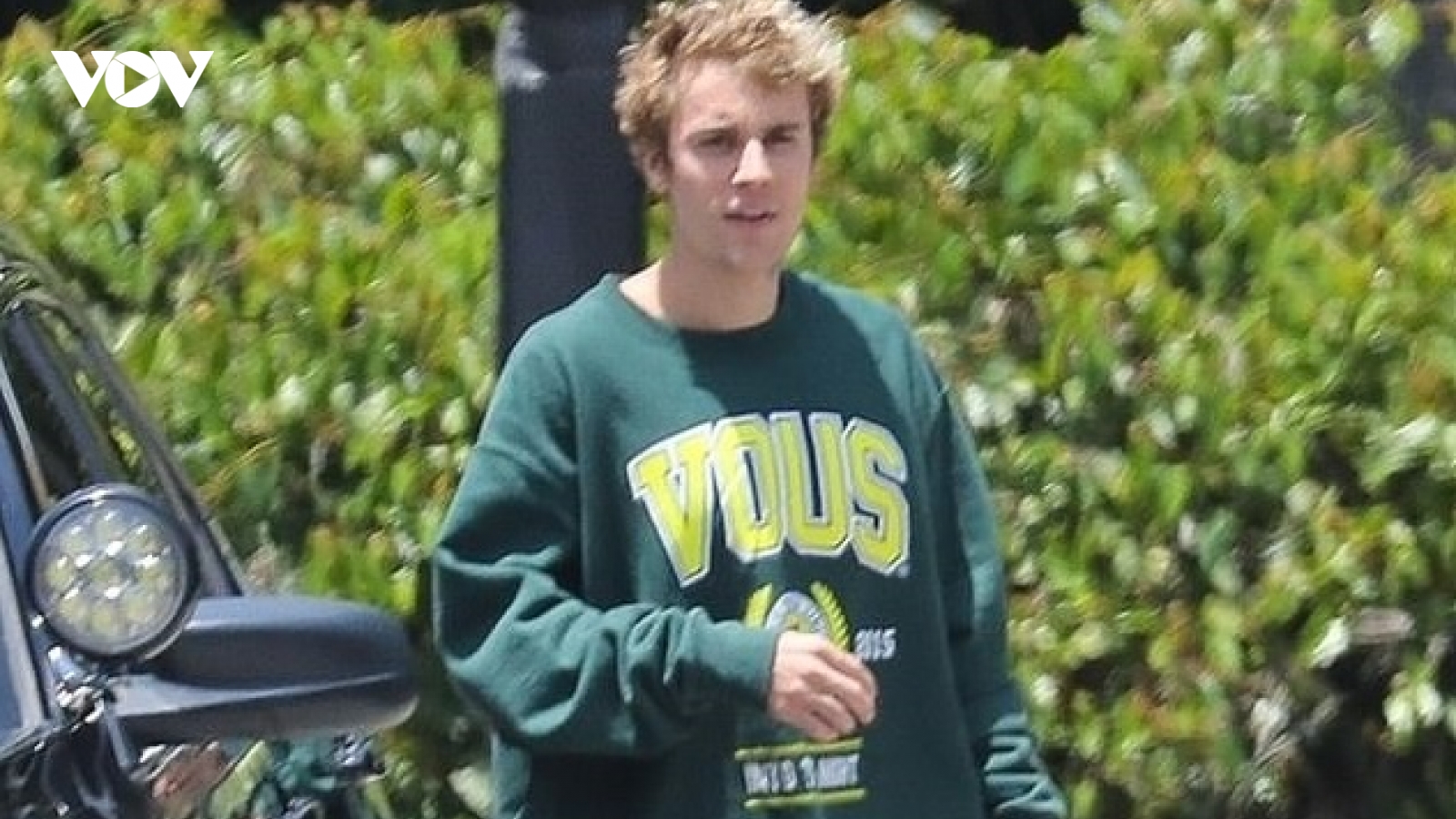 Justin Bieber tái xuất điển trai, đi chân trần trên nền đất khi ra phố
