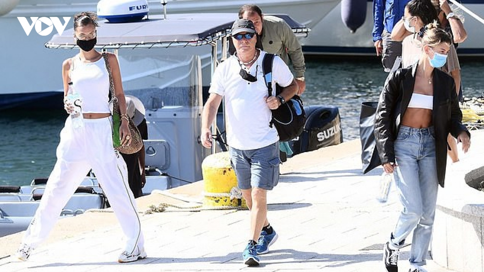 Vợ Justin Bieber và bạn thân sành điệu trở về Mỹ sau kỳ nghỉ ở Italy