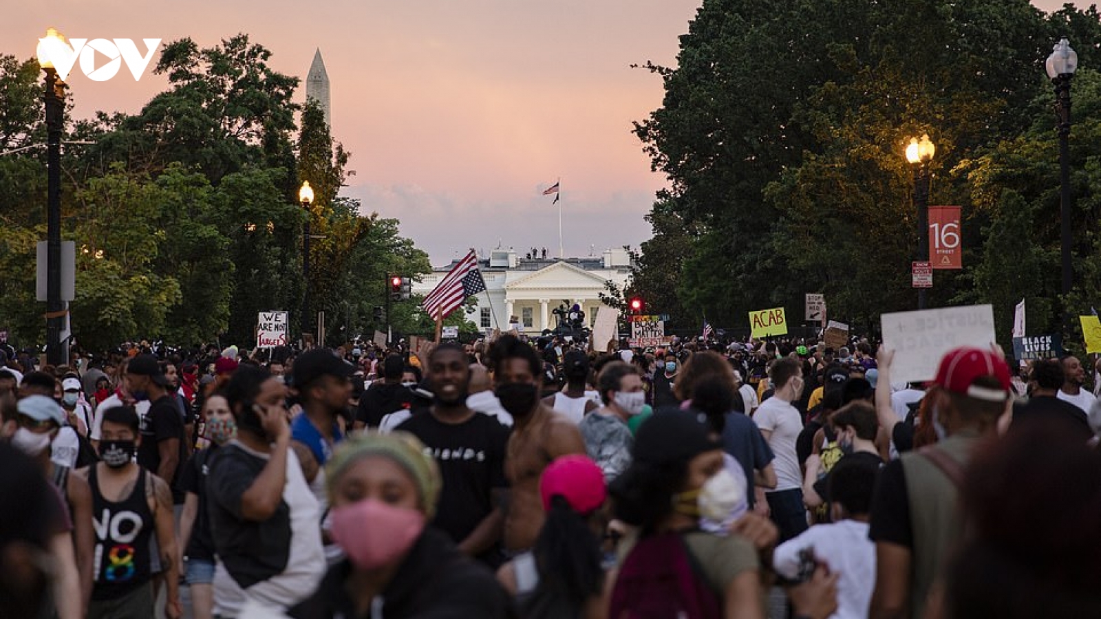 Ảnh: Hàng vạn người biểu tình vây kín các con đường thủ đô Washington