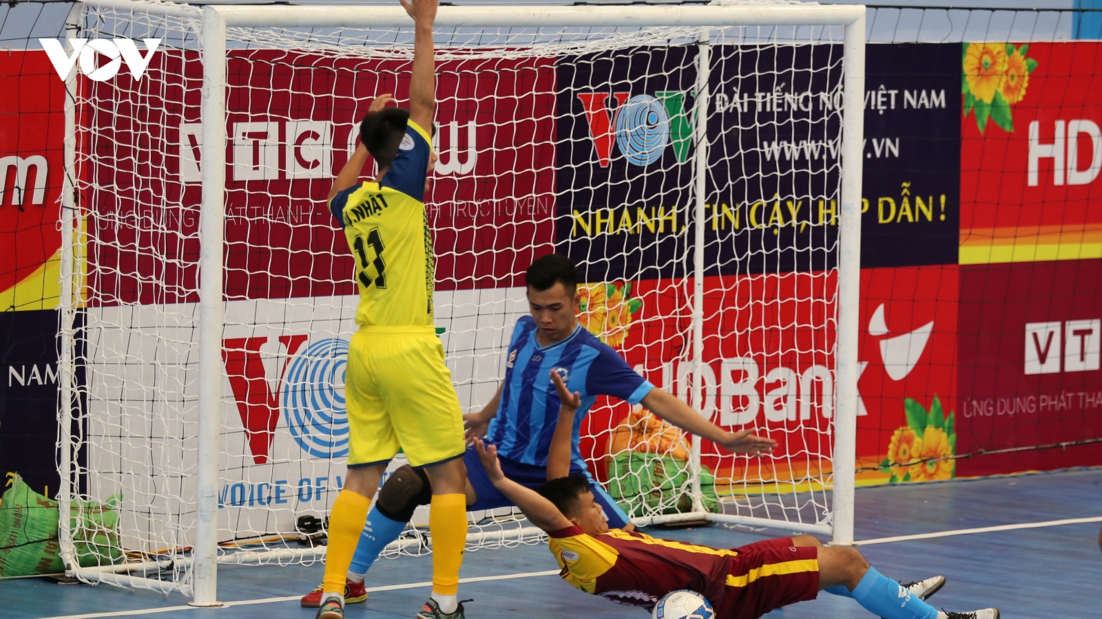 Vietfootball đánh rơi 3 điểm trong cơn mưa bàn thắng