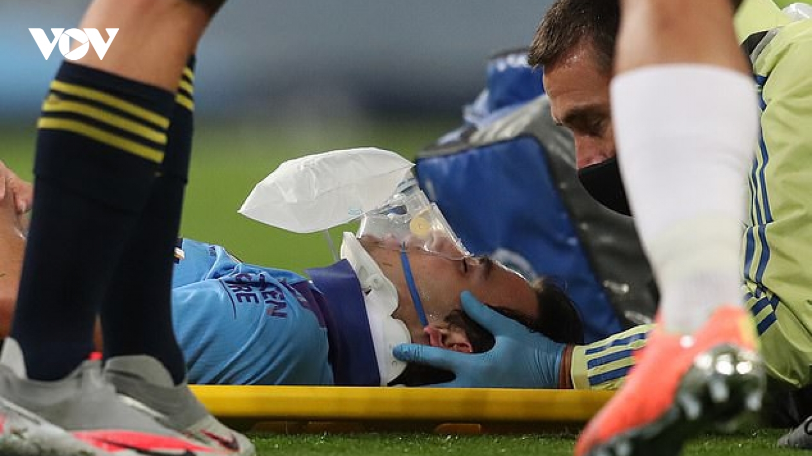 Sao trẻ Man City chấn thương nặng, phải nẹp cổ rời sân