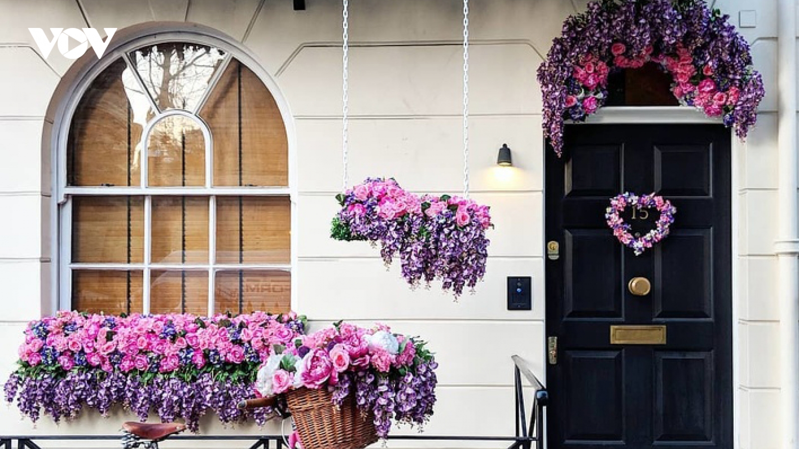 Trang trí cửa nhà bằng hoa đẹp mơ màng theo phong cách London