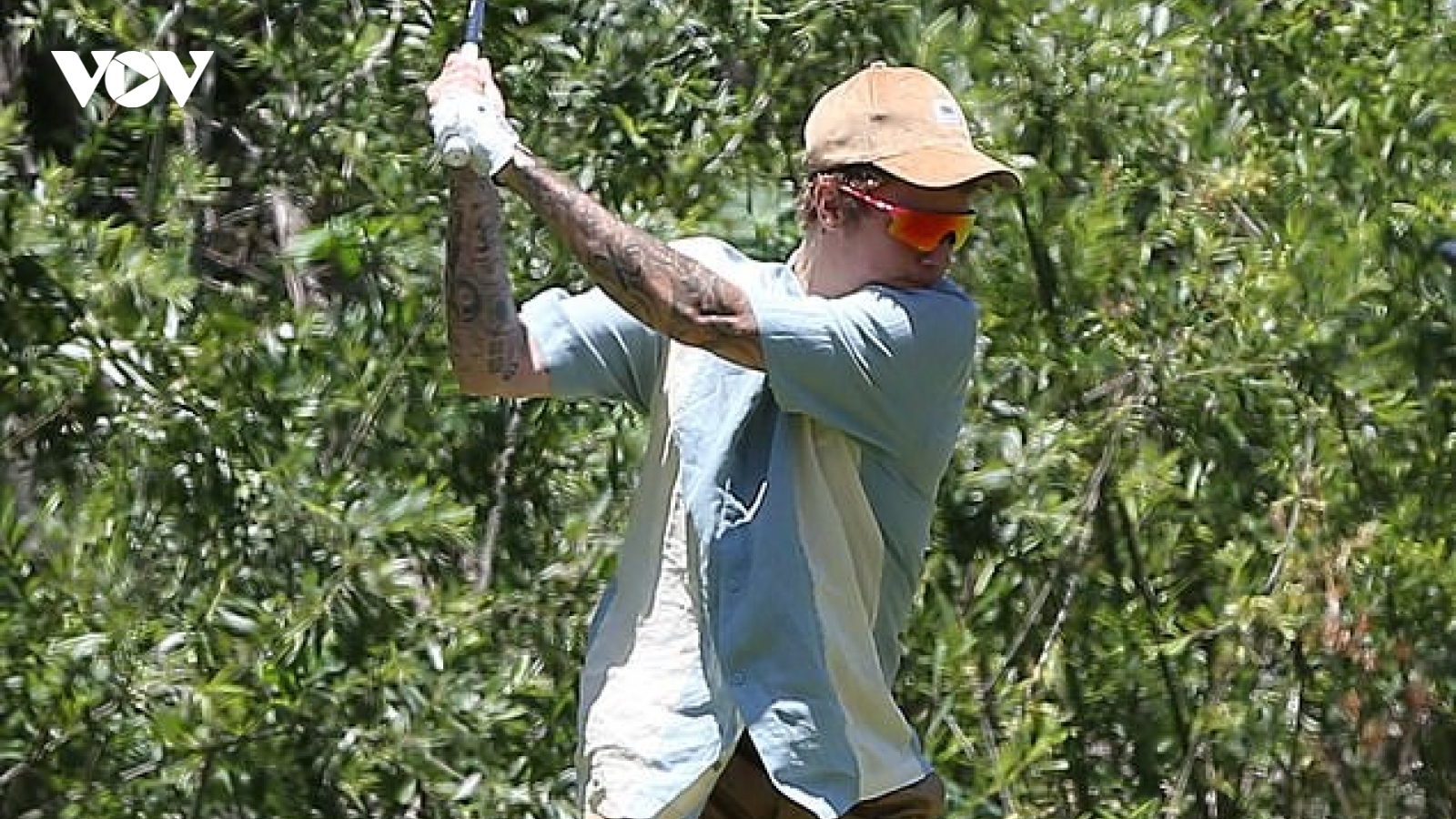 Justin Bieber mặc đồ xuề xòa hào hứng chơi golf cùng bạn bè ở Mỹ