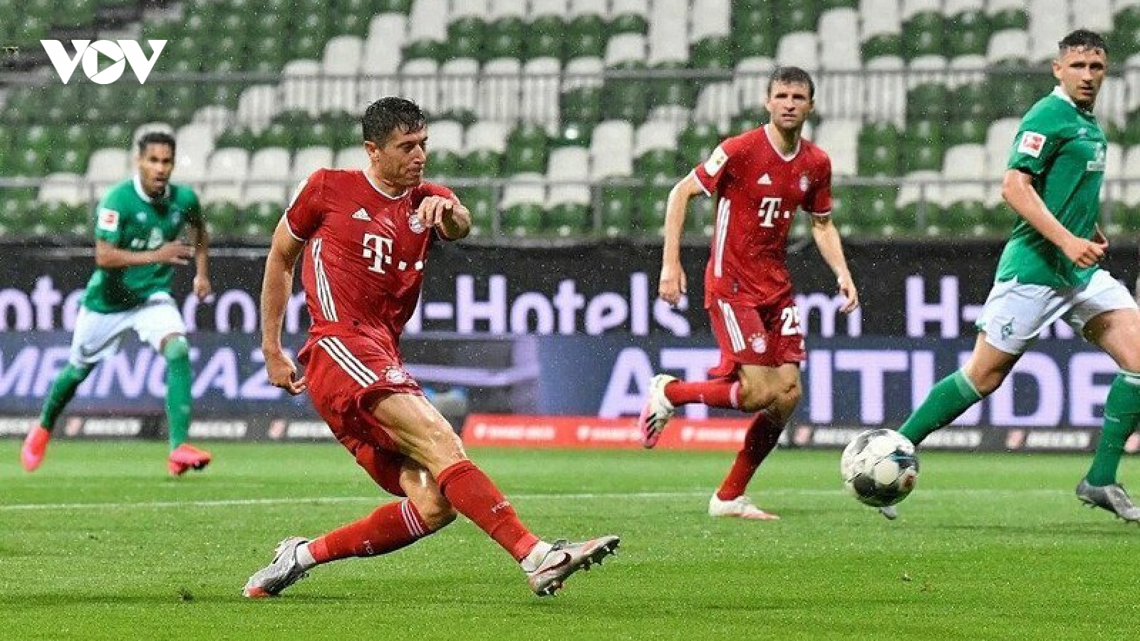 Chiếc giày vàng châu Âu 19/20: Lewandowski “bỏ xa” Messi và Ronaldo