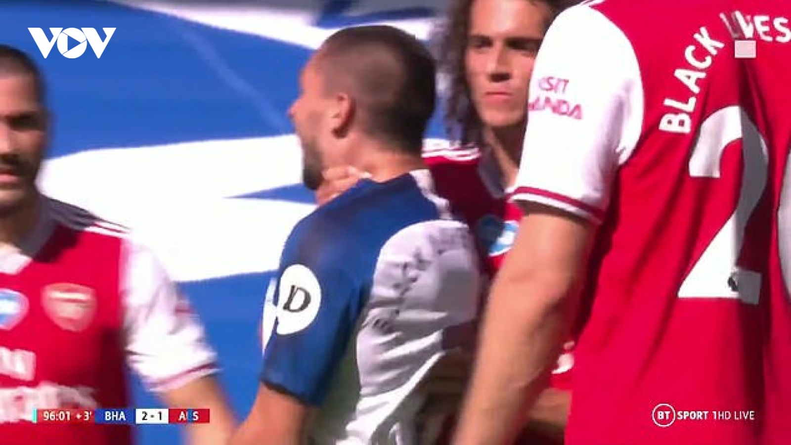 Arsenal thua trận, Matteo Guendouzi bóp cổ tiền đạo của Brighton
