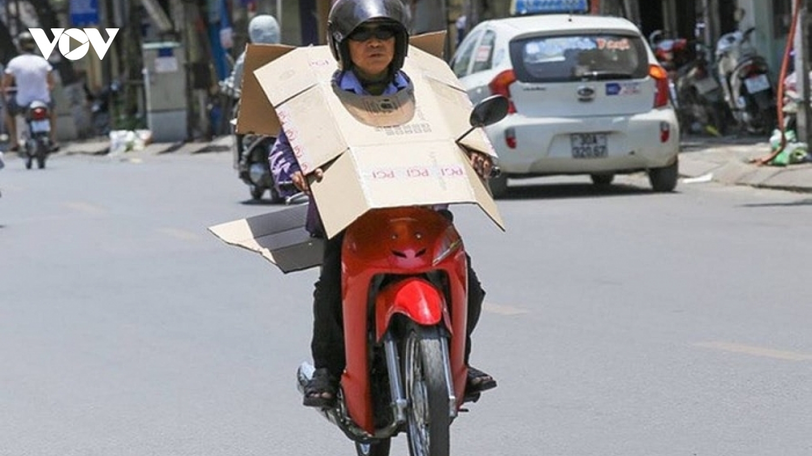 Người lao động nhọc nhằn mưu sinh dưới trời nắng nóng ở Hà Nội