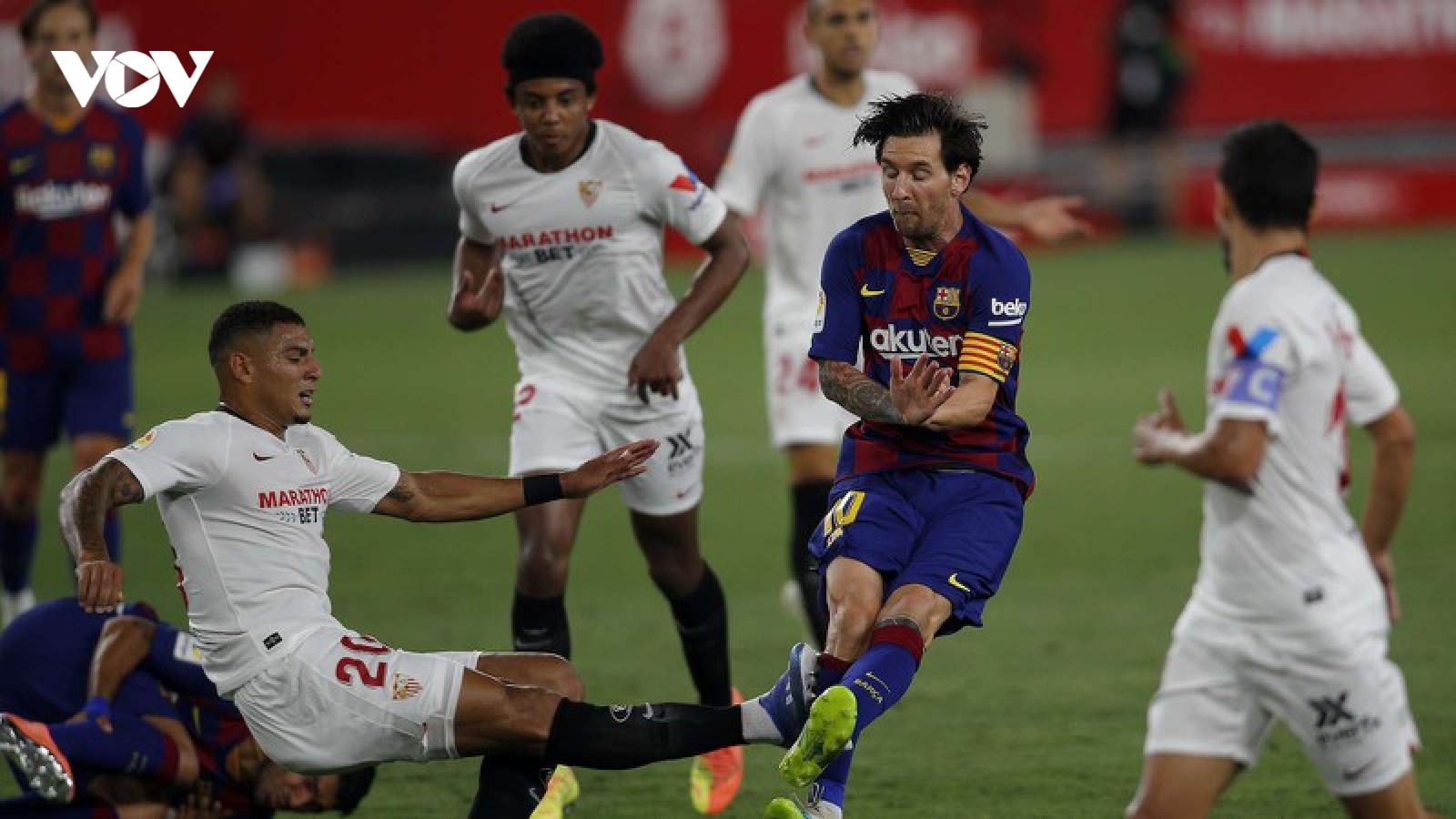 Messi “đánh nguội” cầu thủ Sevilla nhưng không bị thẻ