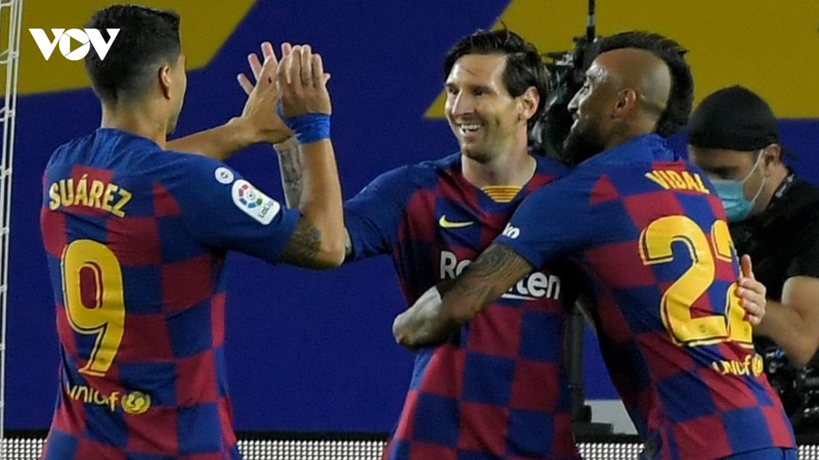 Messi tiếp tục ghi bàn, Barca bỏ cách Real 5 điểm