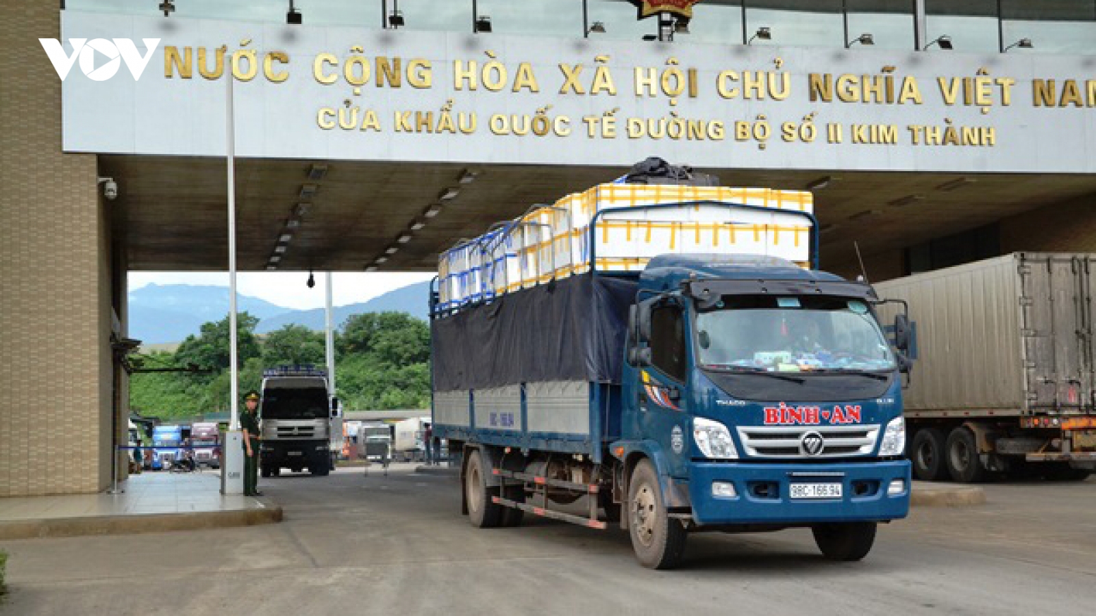 Vải tươi được "đặc cách" khi xuất qua cửa khẩu Lào Cai