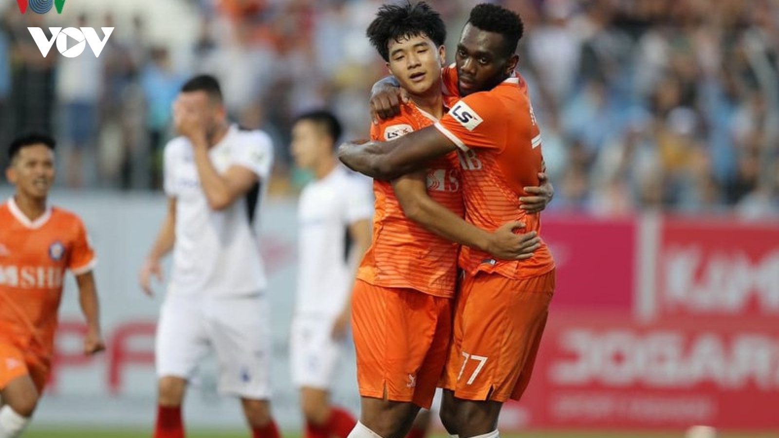 Hàng thủ HAGL “tặng quà” cho Đức Chinh có bàn đầu tiên ở V-League 2020