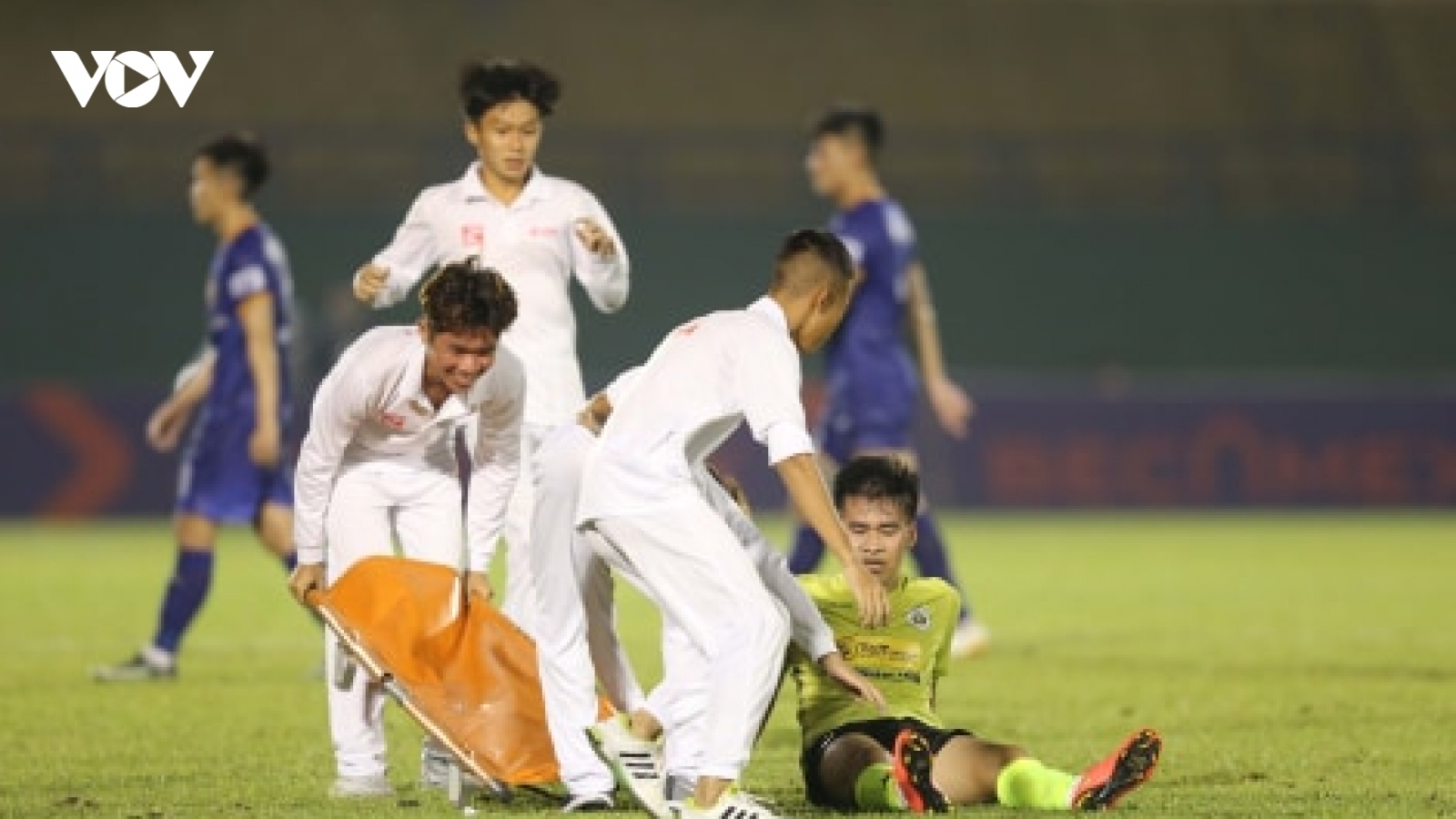 Chấn thương quá nửa đội hình, “bệnh viện” thu nhỏ Hà Nội FC câu giờ để làm gì?