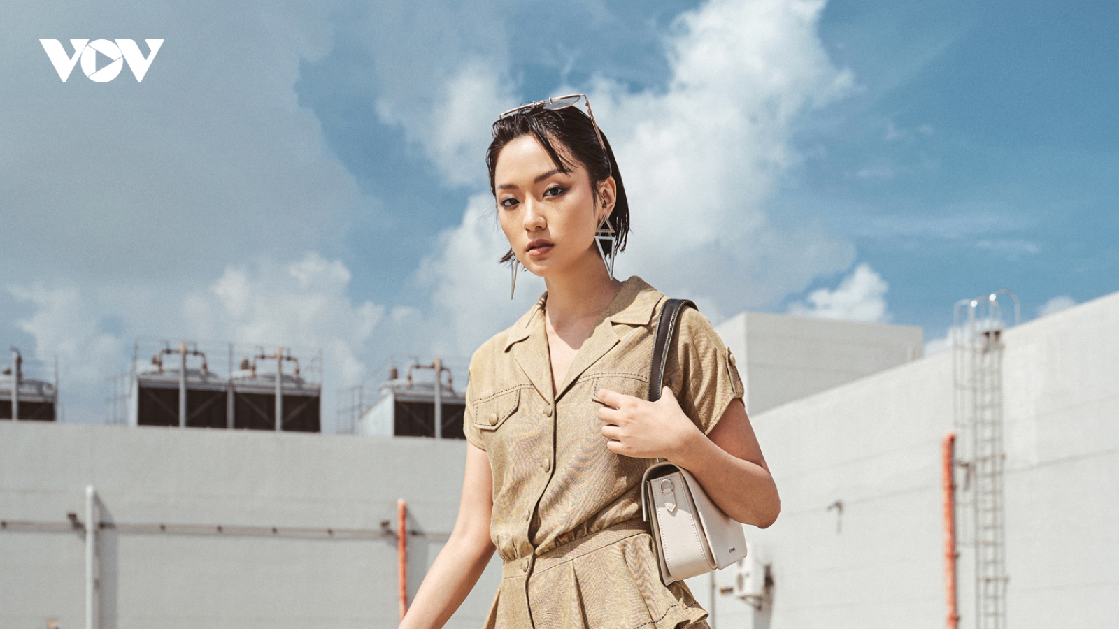Nữ chính MV Sơn Tùng sành điệu trong trang phục lụa tơ tằm
