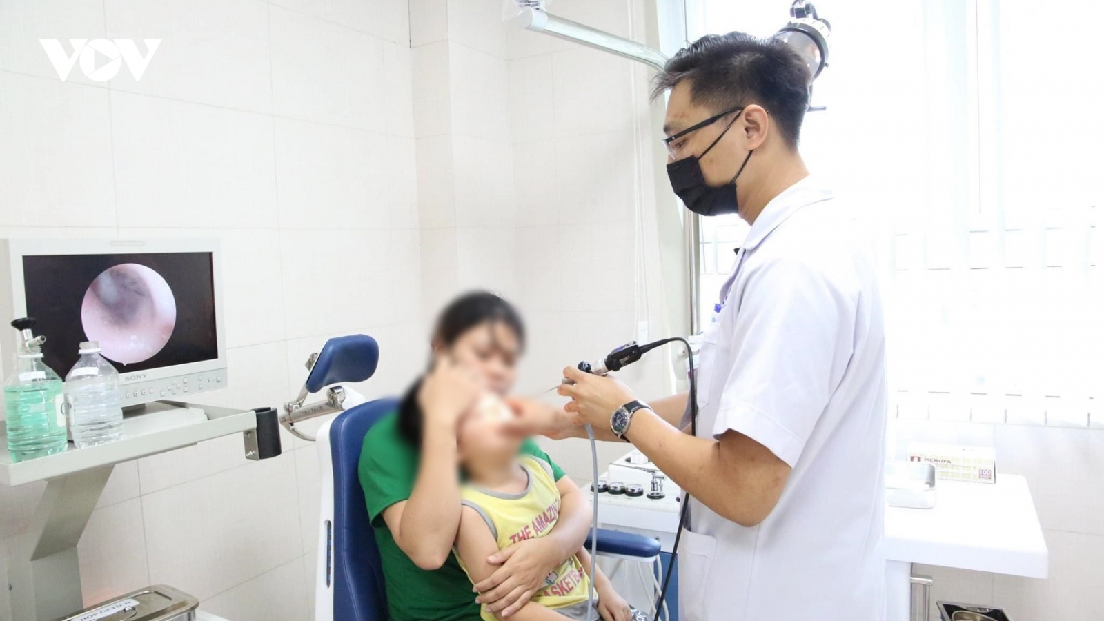Nhỏ nhầm thuốc tẩy nốt ruồi vào mũi, bé trai 5 tuổi phải đi cấp cứu