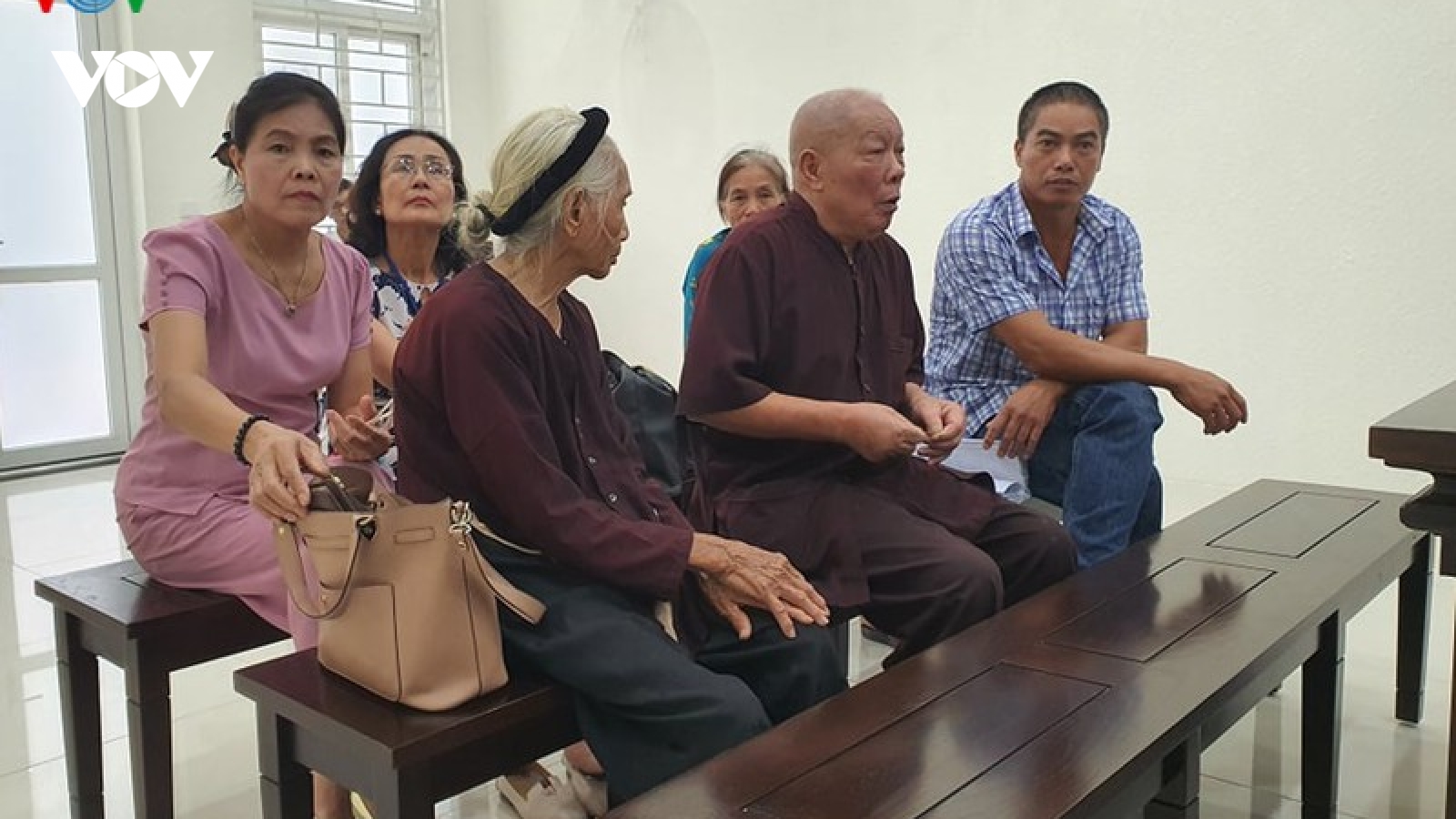 Vụ con dâu “khai tử” bố mẹ chồng: Hoãn phiên tòa vì bị đơn cáo ốm