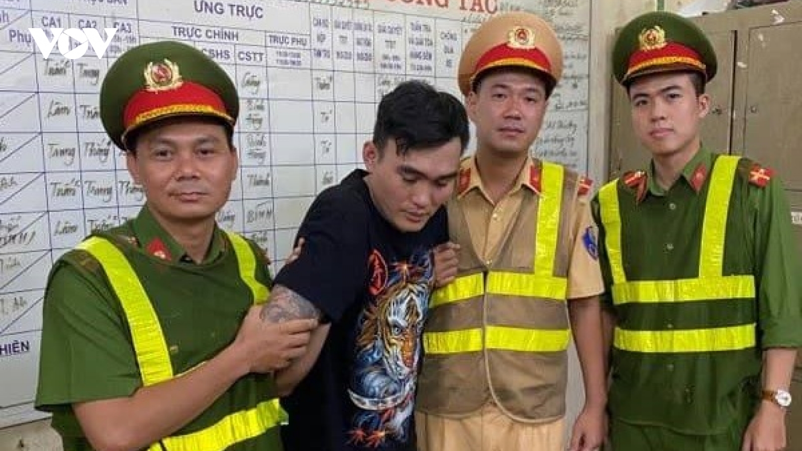 Công an và người dân phối hợp bắt tên trộm cầm dao cướp máy tính