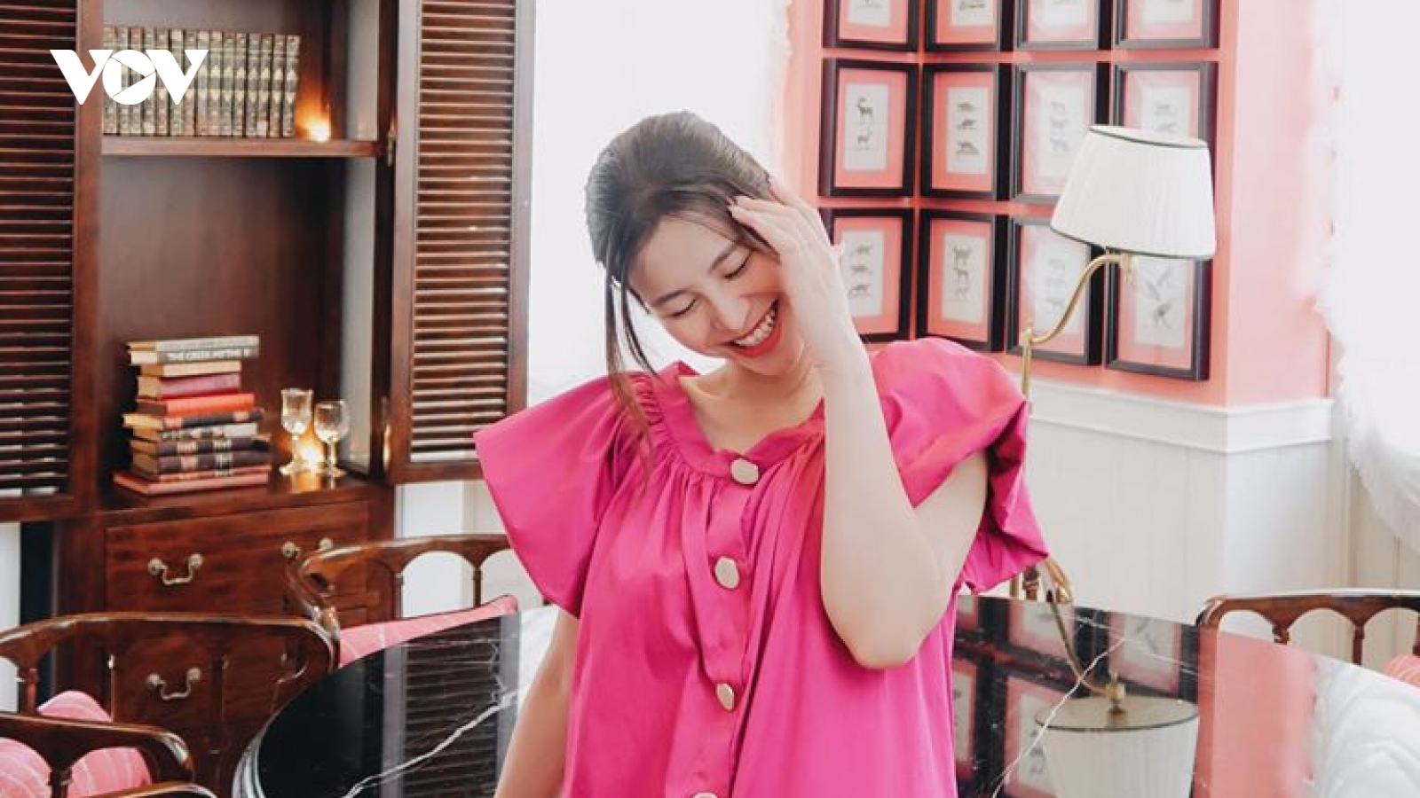 Đông Nhi rạng rỡ với phong cách thời trang mẹ bầu sành điệu