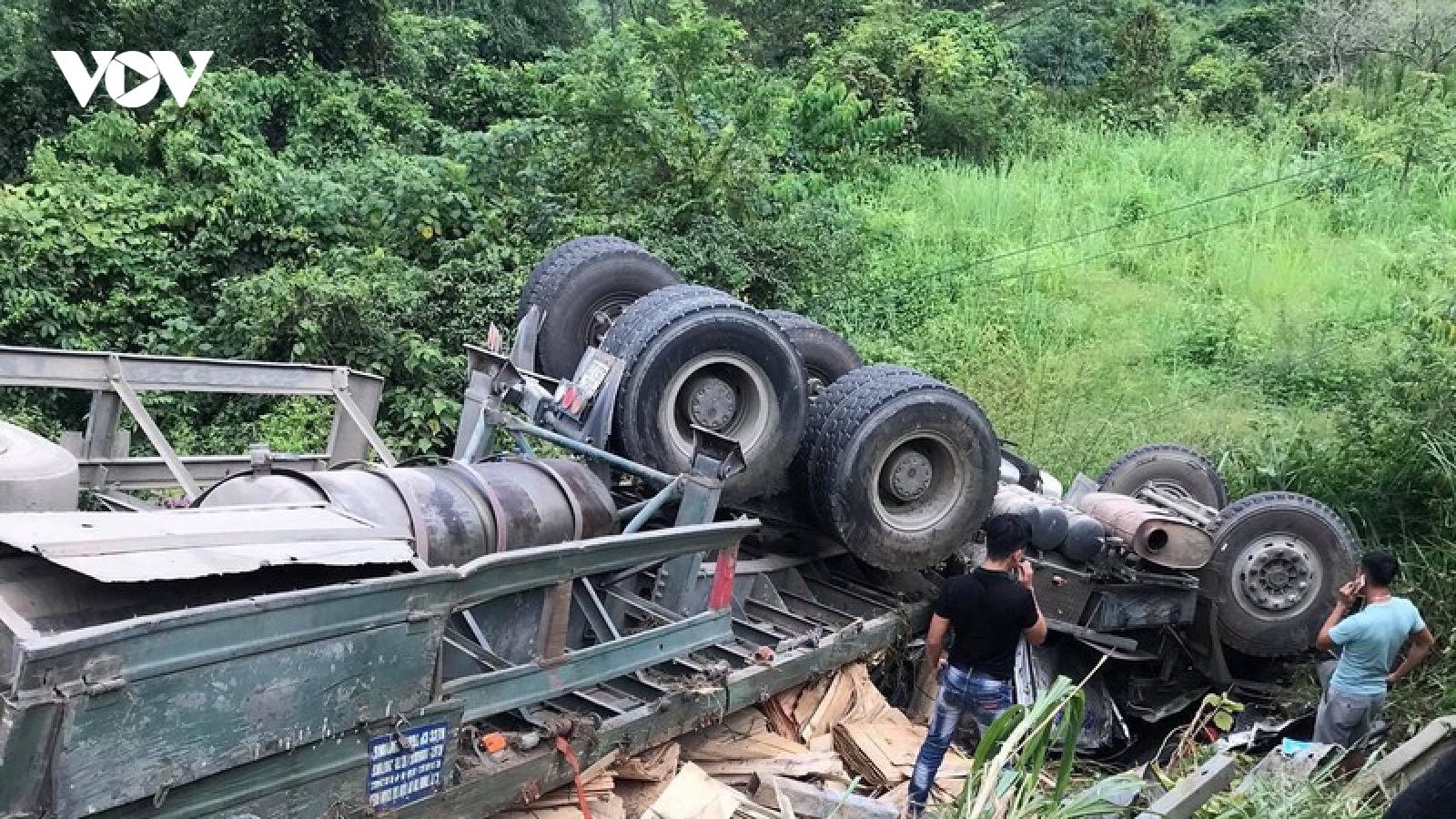 Xe đầu kéo bị lật khi đang đổ đèo, tài xế mắc kẹt trong cabin