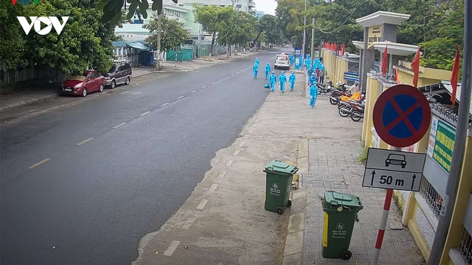 Người Đà Nẵng trong khu phong tỏa nhẫn nại dưới mưa chờ xét nghiệm Covid-19