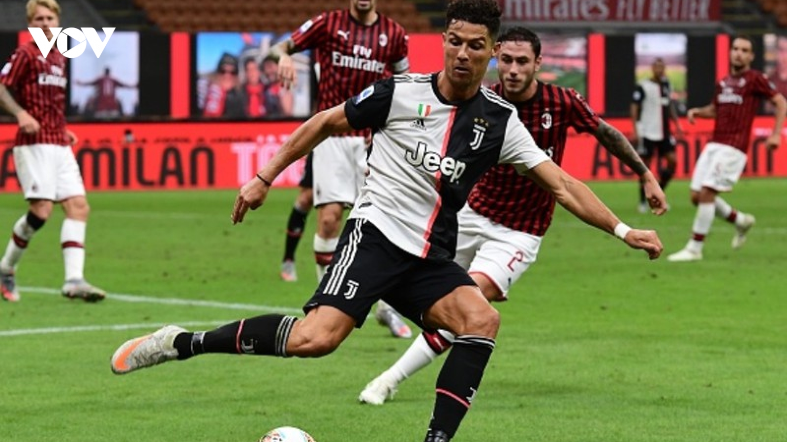 Ảnh: Ronaldo bất chấp tính mạng để tranh bóng với Ibrahimovic